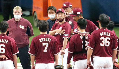 開幕を控え、京セラドーム大阪でナインに話す楽天の三木監督（中央）（撮影・上山淳一）