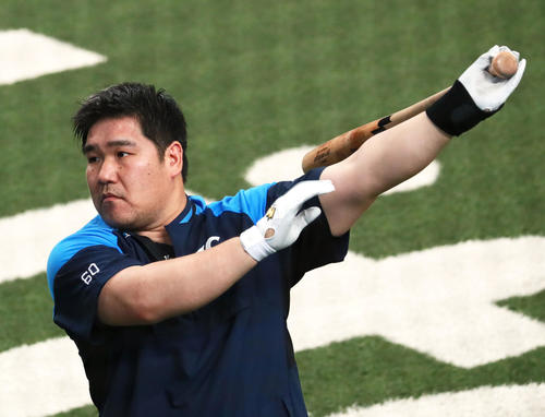 打撃練習する西武中村（撮影・足立雅史）