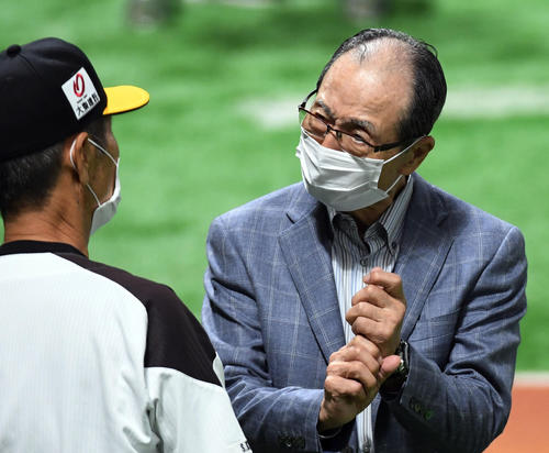 練習を視察した王貞治球団会長（右）は金星根コーチングアドバイザーと話をする（撮影・今浪浩三）