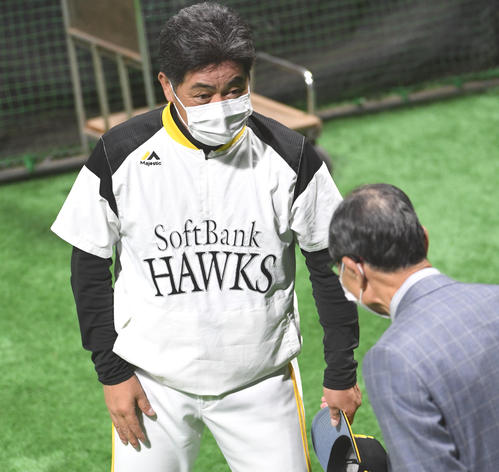 工藤公康監督に開幕勝利をお願いする王貞治球団会長（右）（撮影・今浪浩三）