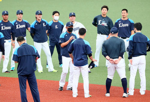 選手の輪の中で話す西武辻監督（中央）（撮影・足立雅史）