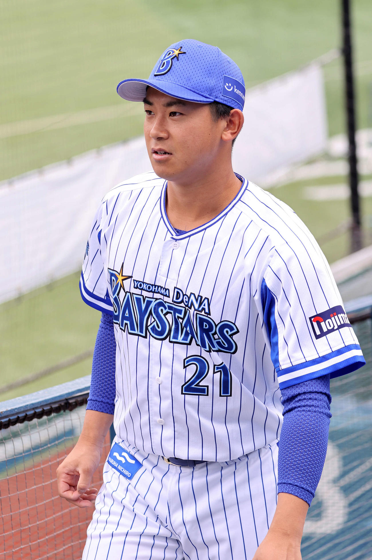 会見場に向かうDeNA今永（撮影・鈴木正人）