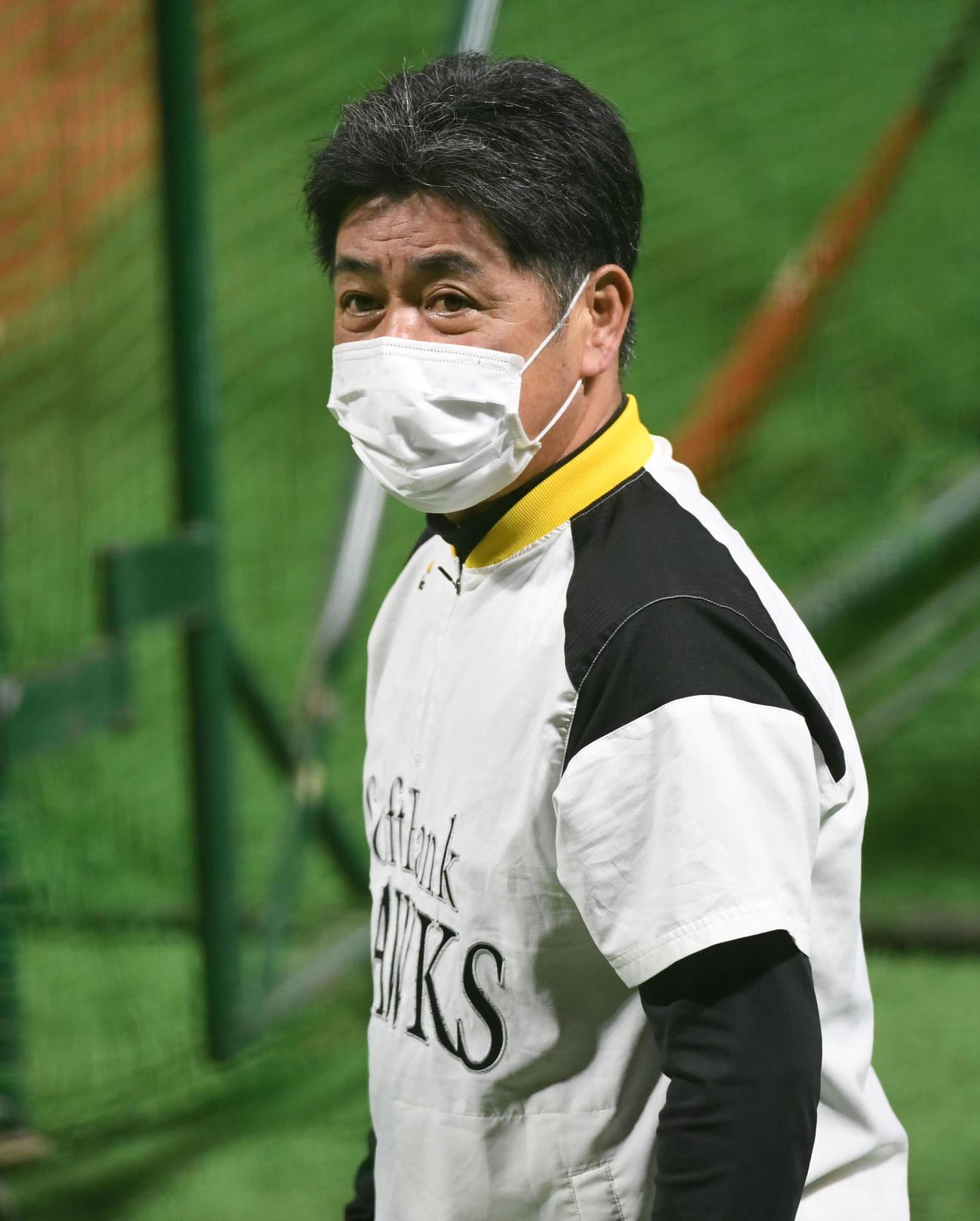 練習を見守る工藤公康監督（撮影・今浪浩三）