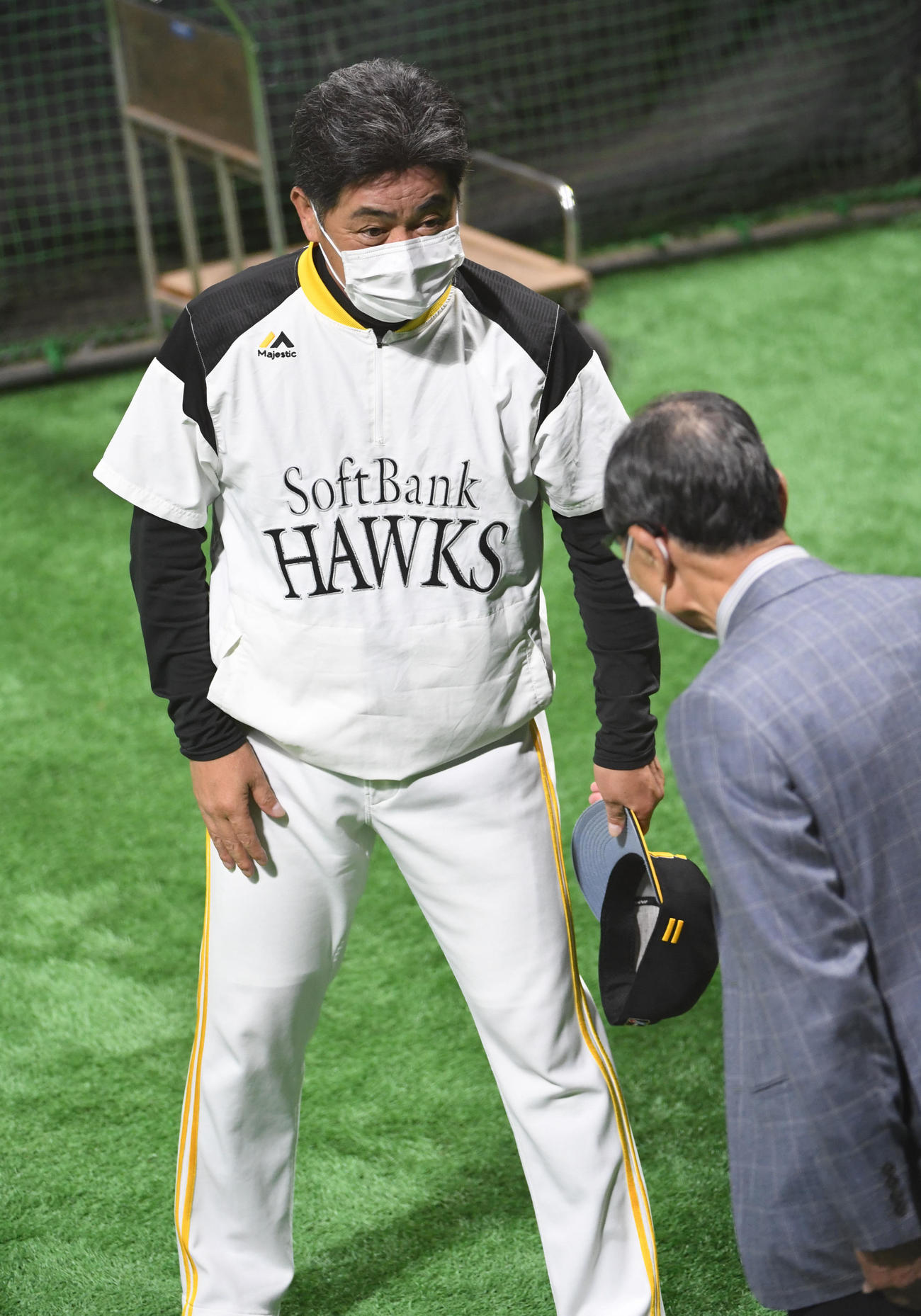 工藤公康監督に開幕勝利をお願いする王貞治球団会長（右）（撮影・今浪浩三）