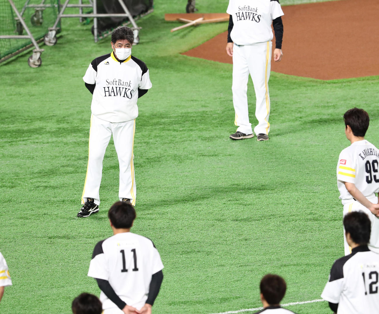 練習前、ナインに短く話をする工藤公康監督（撮影・梅根麻紀）