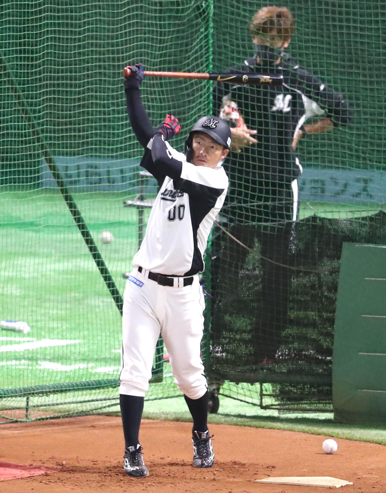 打撃練習を行うロッテ鳥谷（撮影・梅根麻紀）