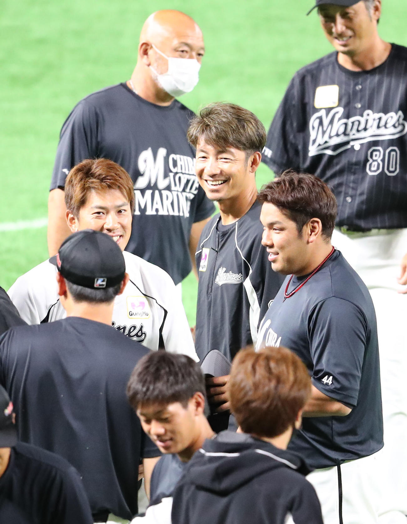 練習前、笑顔を見せるロッテ鳥谷（中央）（撮影・梅根麻紀）