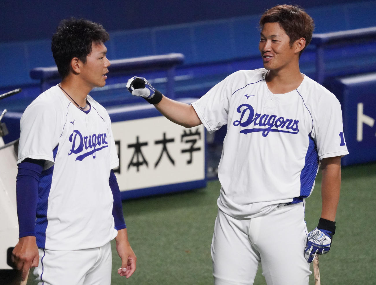 高橋周平（左）と話をする京田陽太（右）（2020年6月16日撮影）