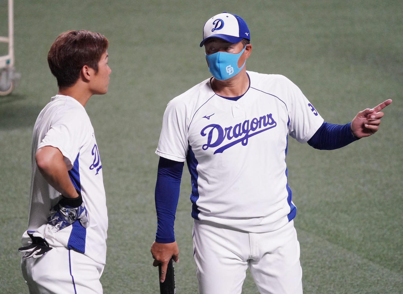 京田陽太（左）と言葉を交わす与田剛監督（右）（2020年6月17日撮影）