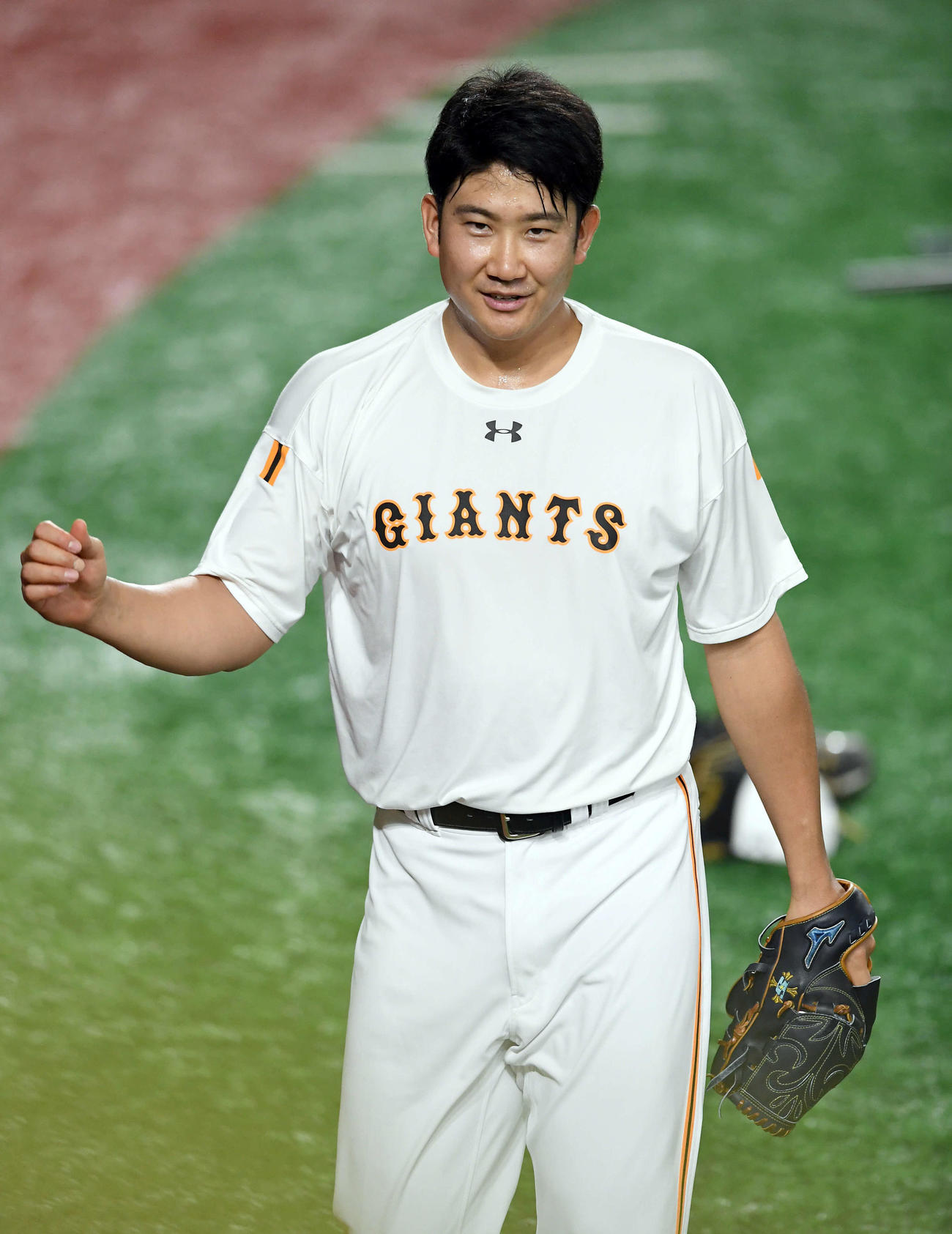 練習中、笑顔を見せる巨人菅野（撮影・たえ見朱実）
