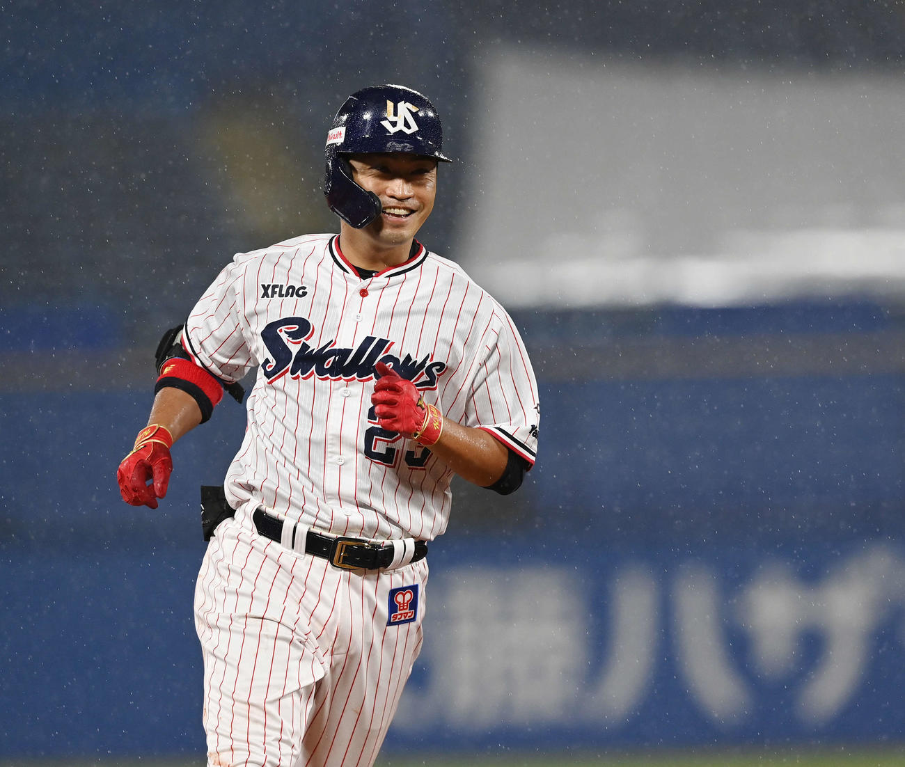 ヤクルト対中日　4回裏ヤクルト2死一塁、右越え2点本塁打を放った青木は笑顔でダイヤモンドをまわる（撮影・鈴木みどり）