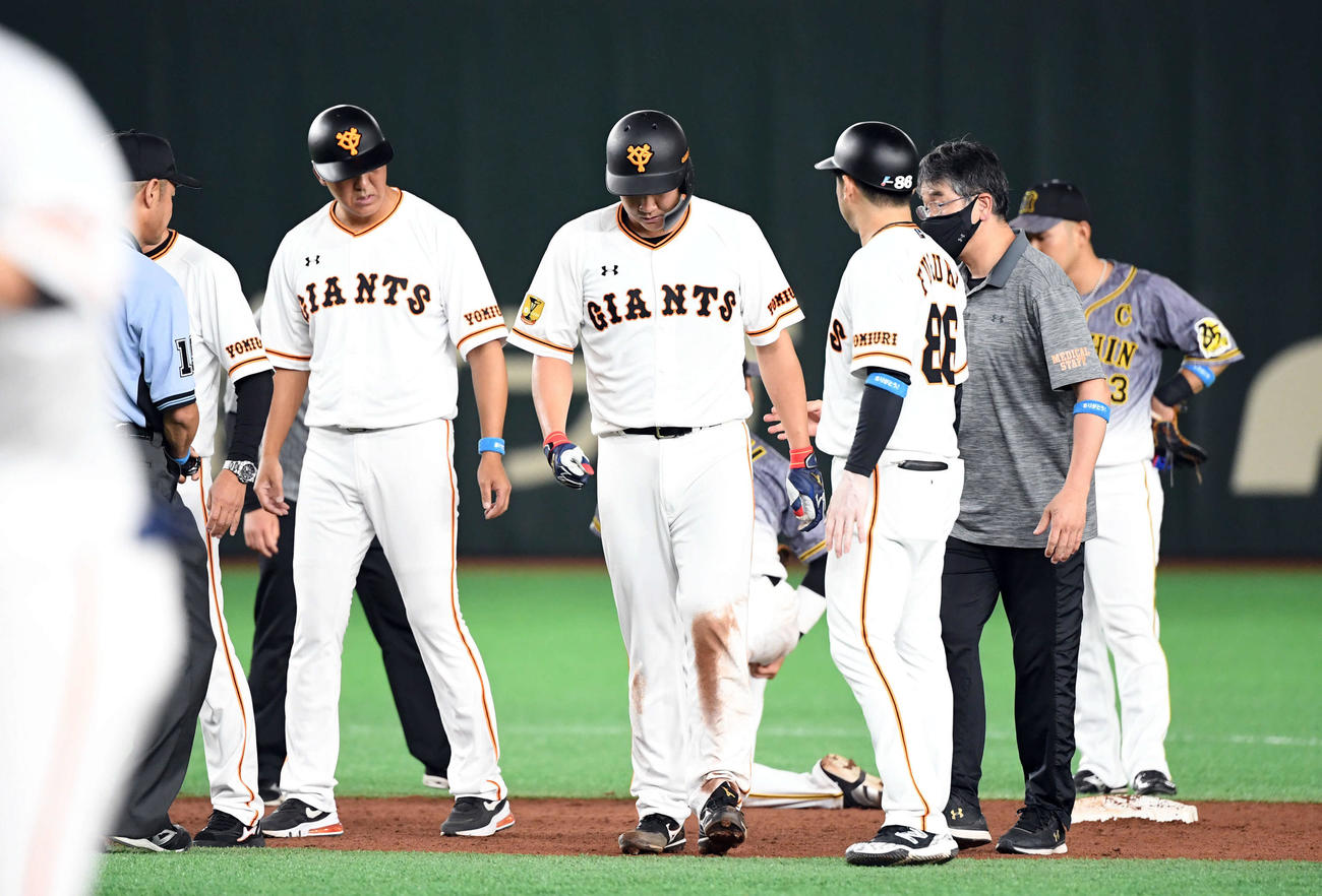 巨人対阪神　5回裏巨人無死一塁、吉川尚輝の投ゴロで一走菅野が走塁するもアウト。木浪と交錯し足を痛める（撮影・たえ見朱実）
