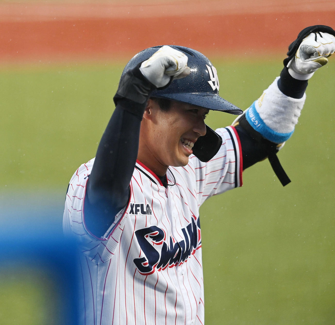 ヤクルト対中日　1回裏ヤクルト無死一塁、左中間に2点本塁打を放った山田哲はベンチに向かってガッツポーズ（撮影・鈴木みどり）