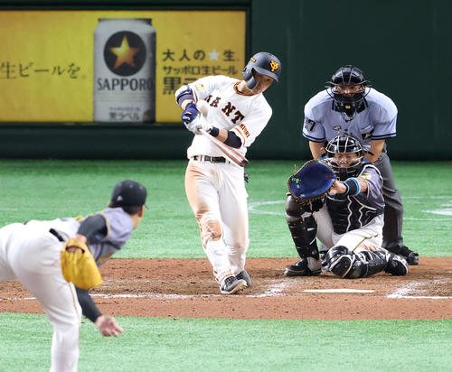 巨人対阪神 7回裏巨人1死二塁、右越えに逆転2点本塁打を放つ吉川尚。投手岩崎(撮影・江口和貴)