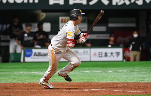 10回裏ソフトバンク2死三塁、栗原陵矢は中前にサヨナラ打を放つ(撮影・今浪浩三)