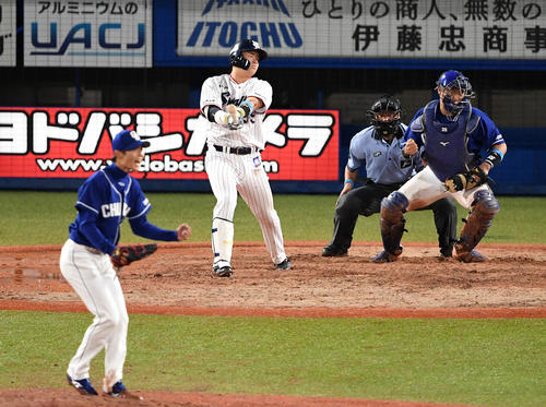 ヤクルト対中日 10回裏ヤクルト2死満塁、三振に倒れる村上(撮影・横山健太)