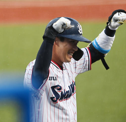 ヤクルト対中日 1回裏ヤクルト無死一塁、左中間に2点本塁打を放った山田哲はベンチに向かってガッツポーズ(撮影・鈴木みどり)