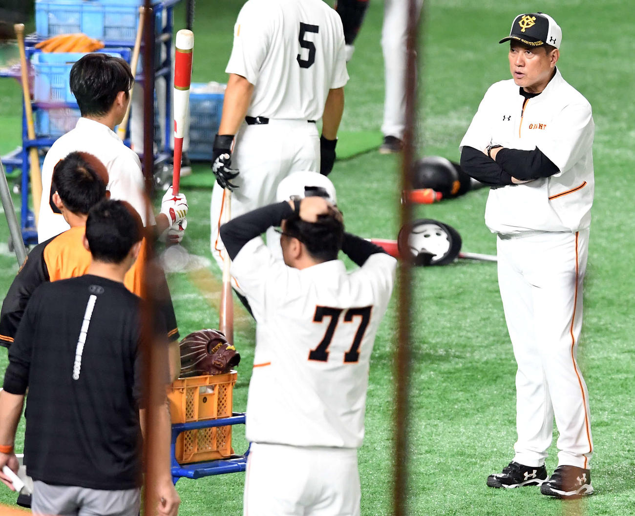 練習中、坂本（左）と話をする巨人原監督（撮影・たえ見朱実）
