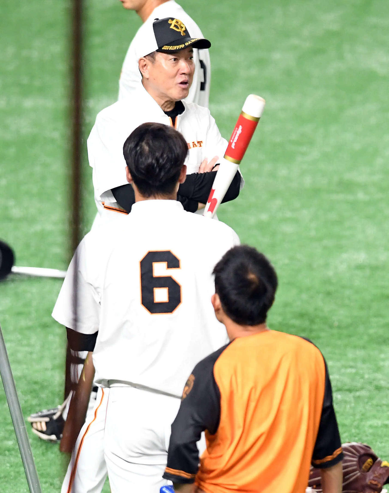 練習中、坂本（手前）と話をする巨人原監督（撮影・たえ見朱実）