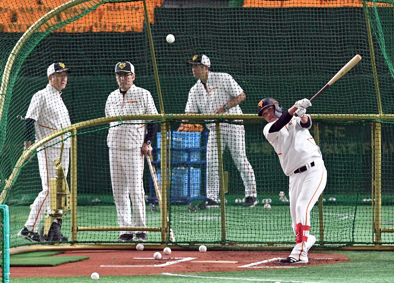 フリー打撃を行う巨人坂本（撮影・たえ見朱実）