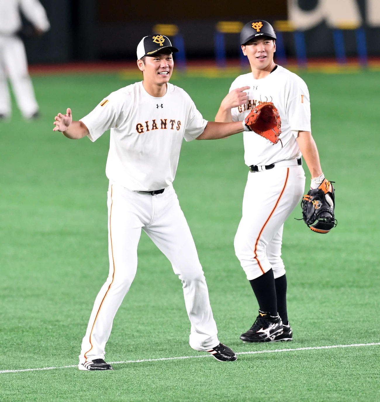 守備練習で笑顔を見せる巨人坂本（左）。右は炭谷（撮影・たえ見朱実）