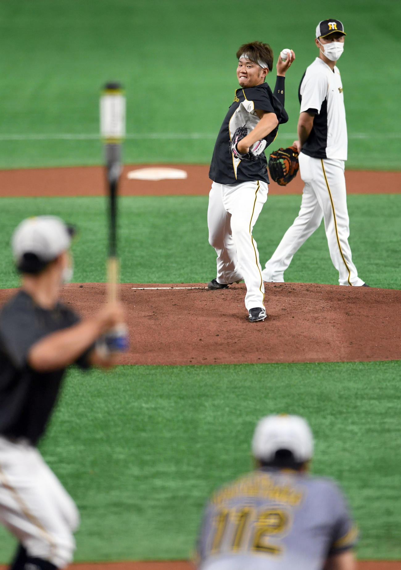 マウンドから投球する阪神西勇（撮影・たえ見朱実）