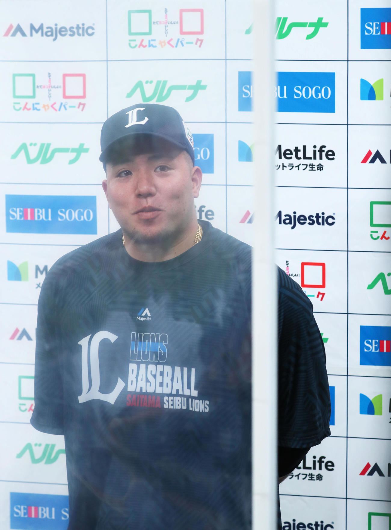 アクリル板を隔て、開幕前日の取材に応じる西武山川（撮影・足立雅史）