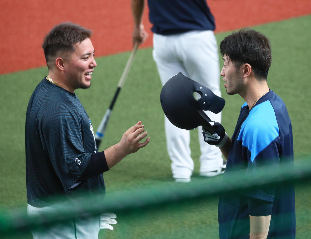 練習中、談笑する西武の山川（左）と外崎（撮影・足立雅史）