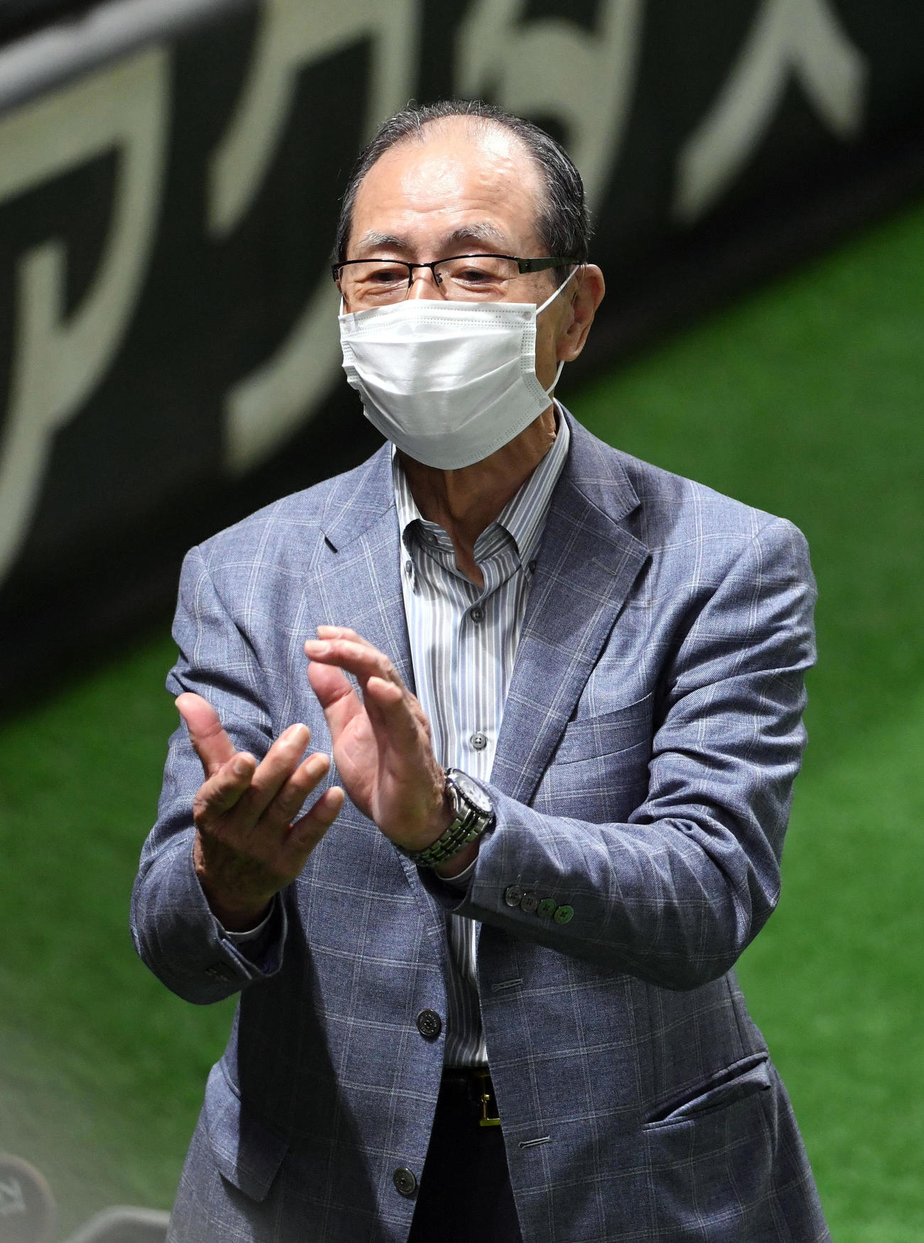 選手1人1人に手をたたくソフトバンク王貞治球団会長（撮影・今浪浩三）