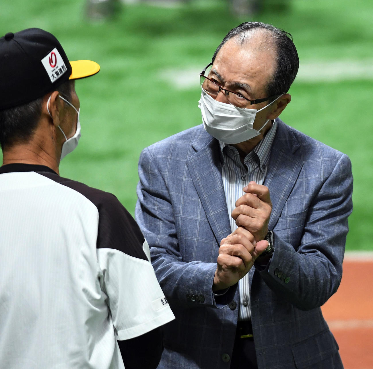 練習を視察したソフトバンク王貞治球団会長（右）は金星根コーチングアドバイザーと話をする（撮影・今浪浩三）