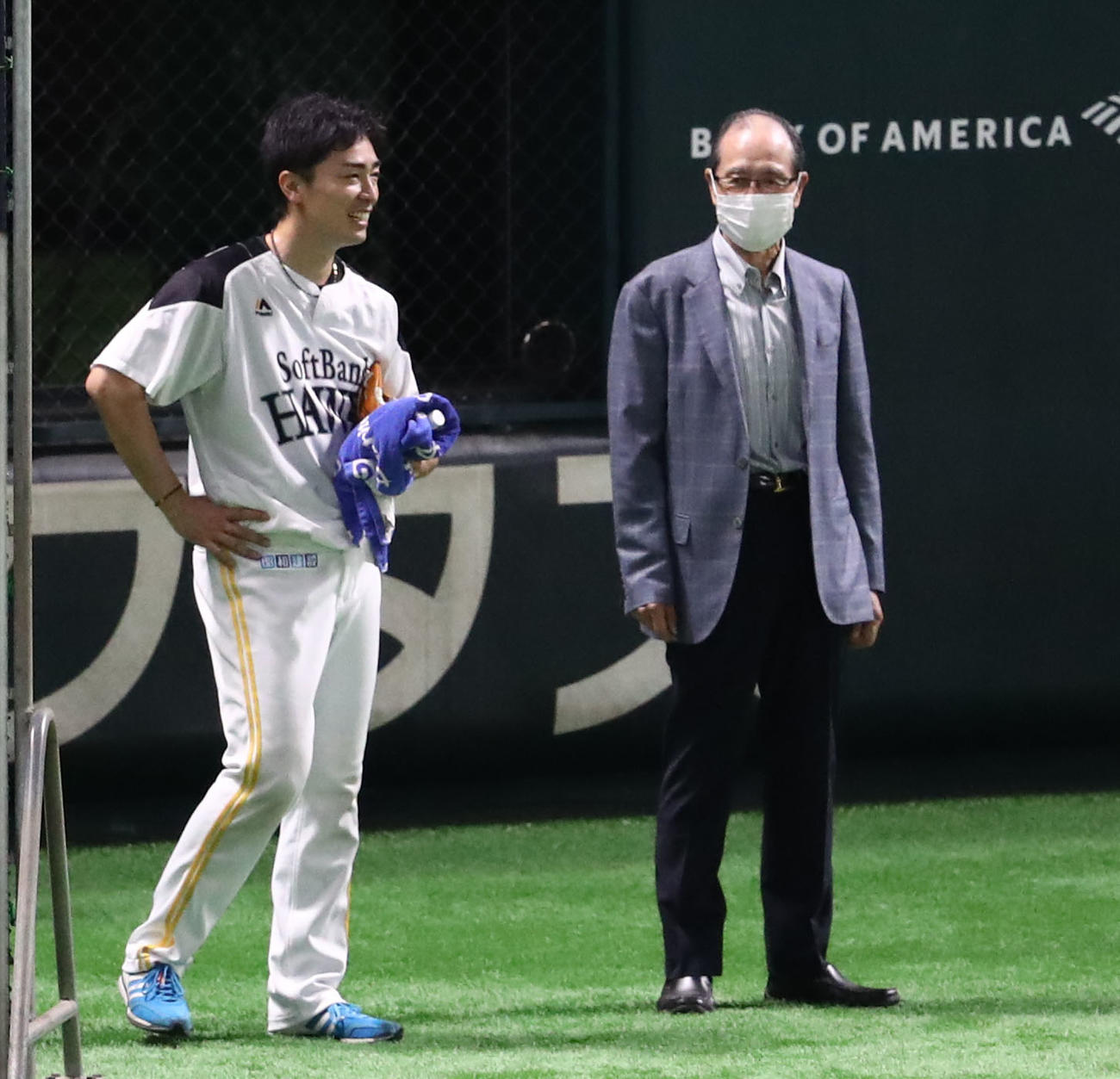 練習を終えたソフトバンク和田毅は王貞治球団会長と話をする（撮影・梅根麻紀）