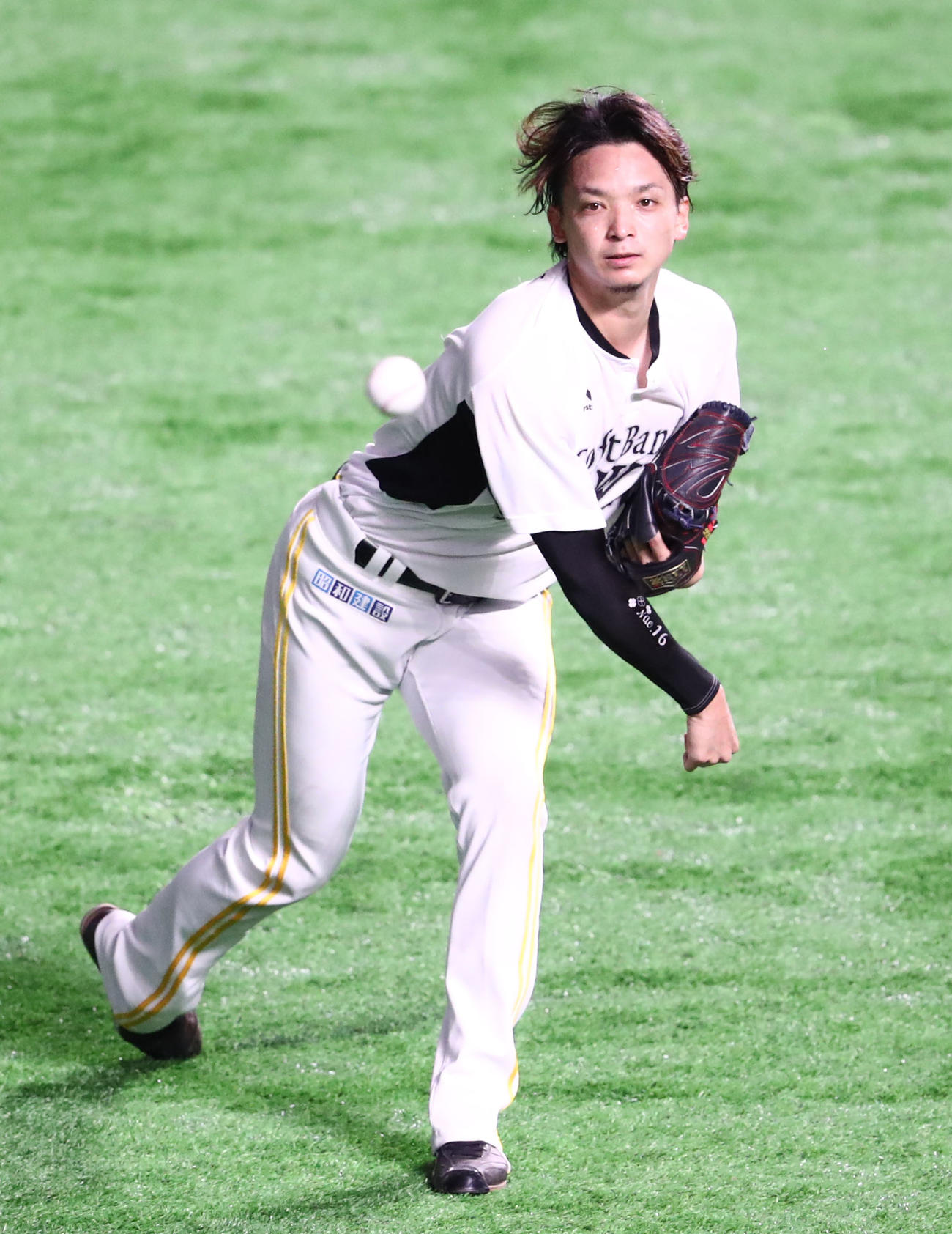 キャッチボールで調整する東浜巨（撮影・梅根麻紀）