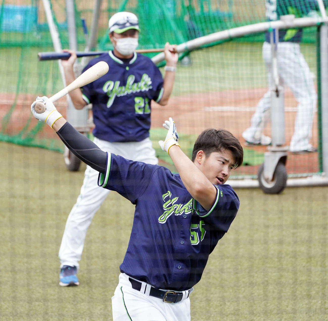 ティー打撃を行うヤクルト村上。後ろは高津監督（撮影・鈴木みどり）