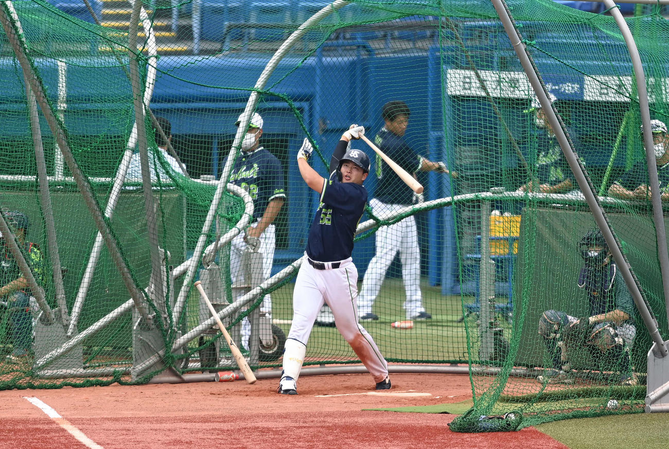 フリー打撃を行うヤクルト村上（撮影・鈴木みどり）