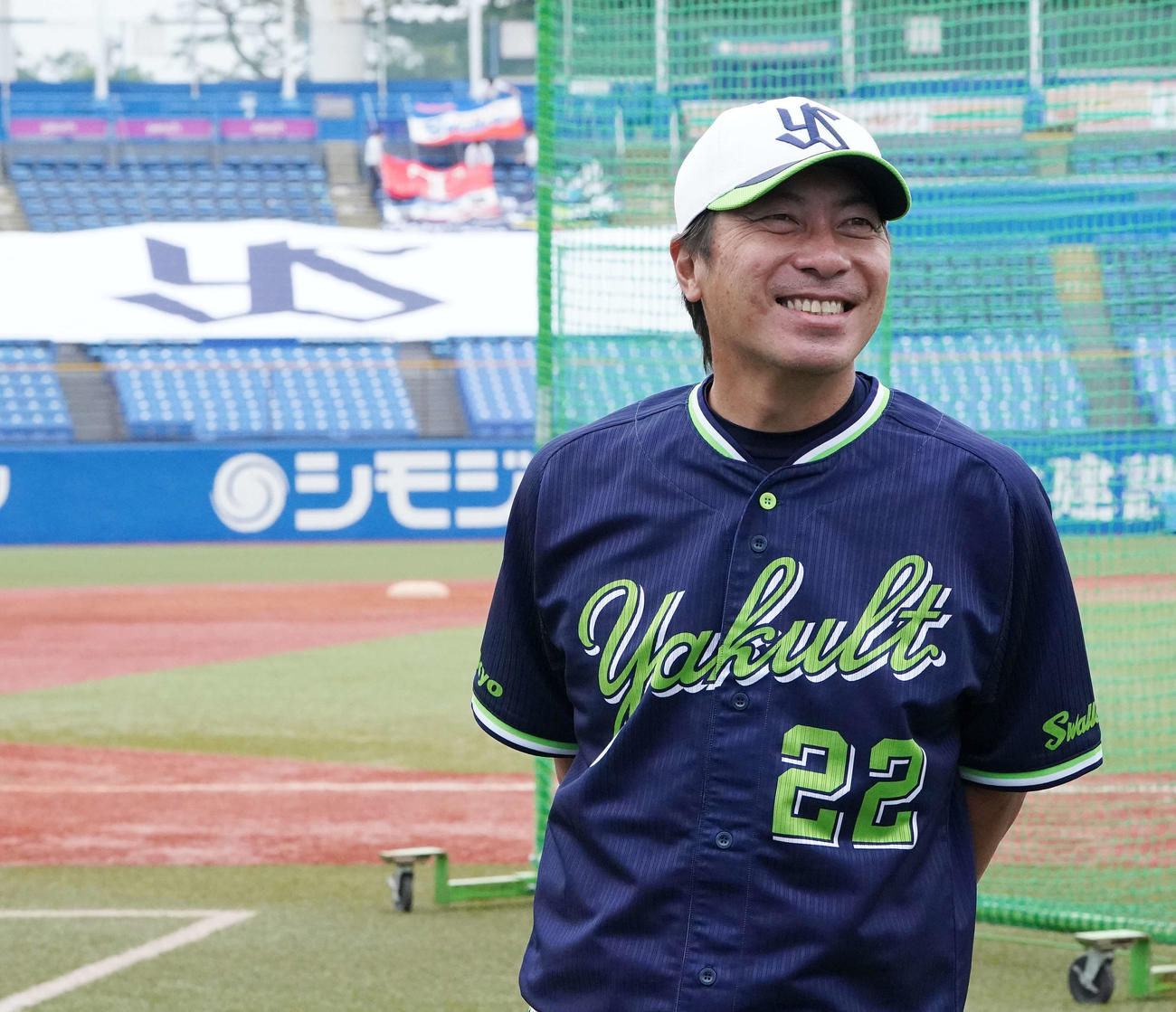 囲み取材で笑顔を見せるヤクルト高津監督（撮影・鈴木みどり）