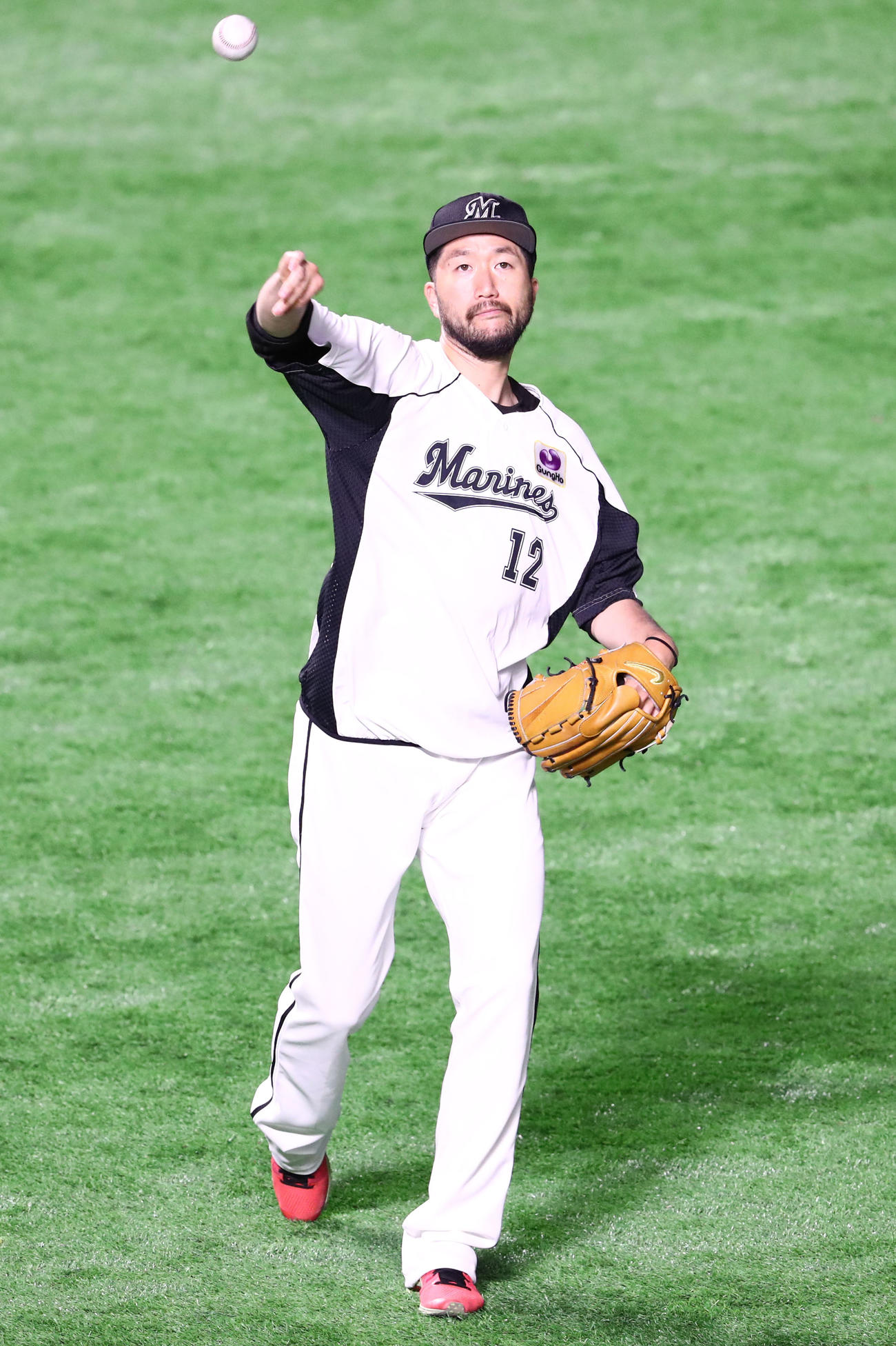 開幕投手の石川歩はゆるめのキャッチボールで調整（撮影・梅根麻紀）
