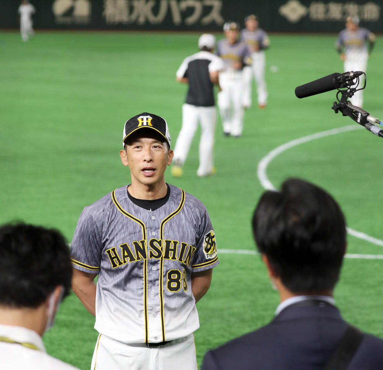 ナインを背にインタビューを受ける矢野監督（撮影・加藤哉）