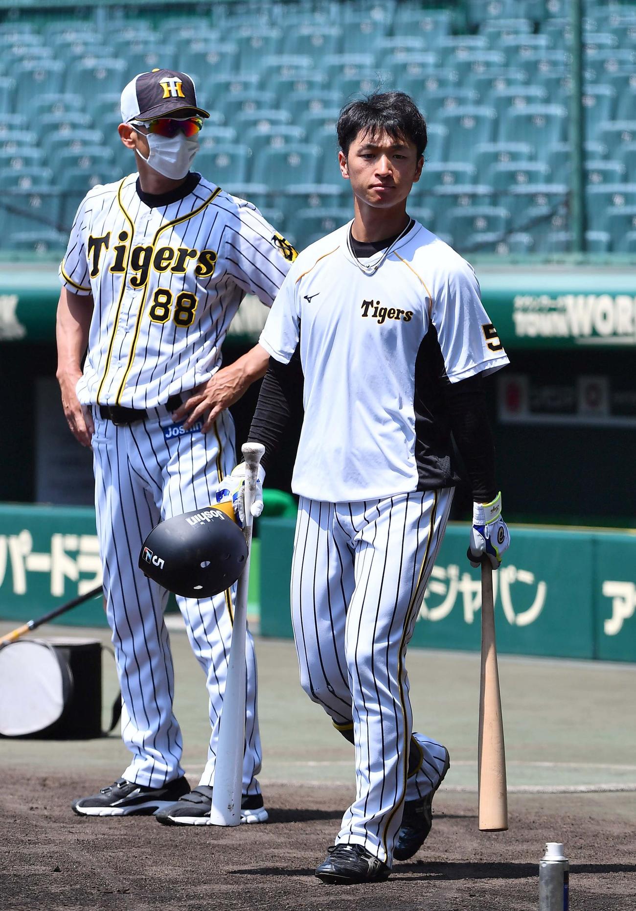 近本光司（右）と矢野燿大監督（2020年6月2日撮影）