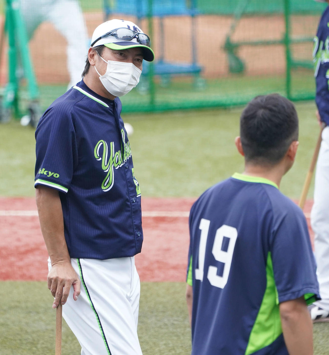 石川（右）に声をかけるヤクルト高津監督（撮影・鈴木みどり）