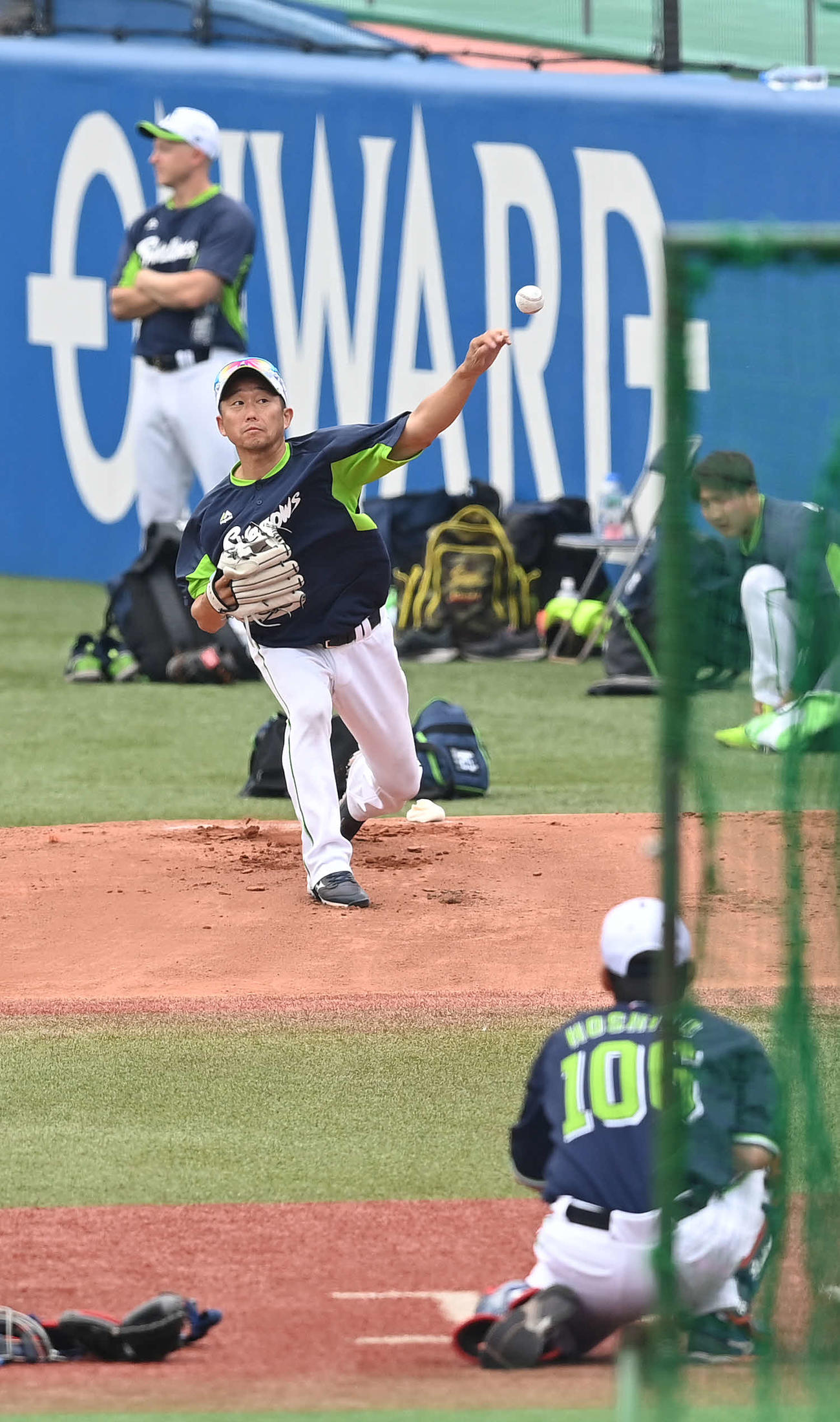 ブルペンで投球するヤクルト石川（撮影・鈴木みどり）