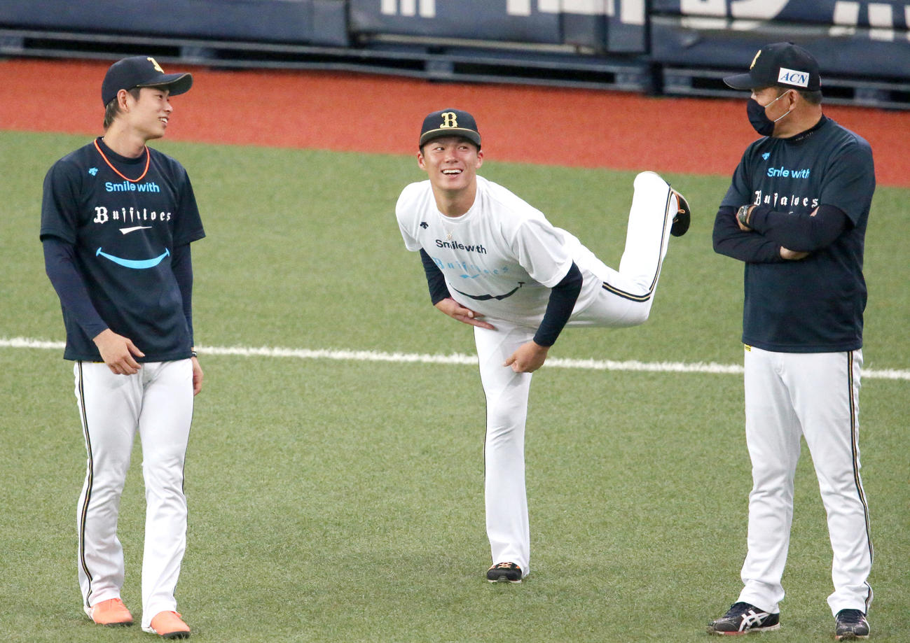 開幕を明日に控えリラックスした表情を見せる、左から山岡、山本、西村監督（撮影・上山淳一）