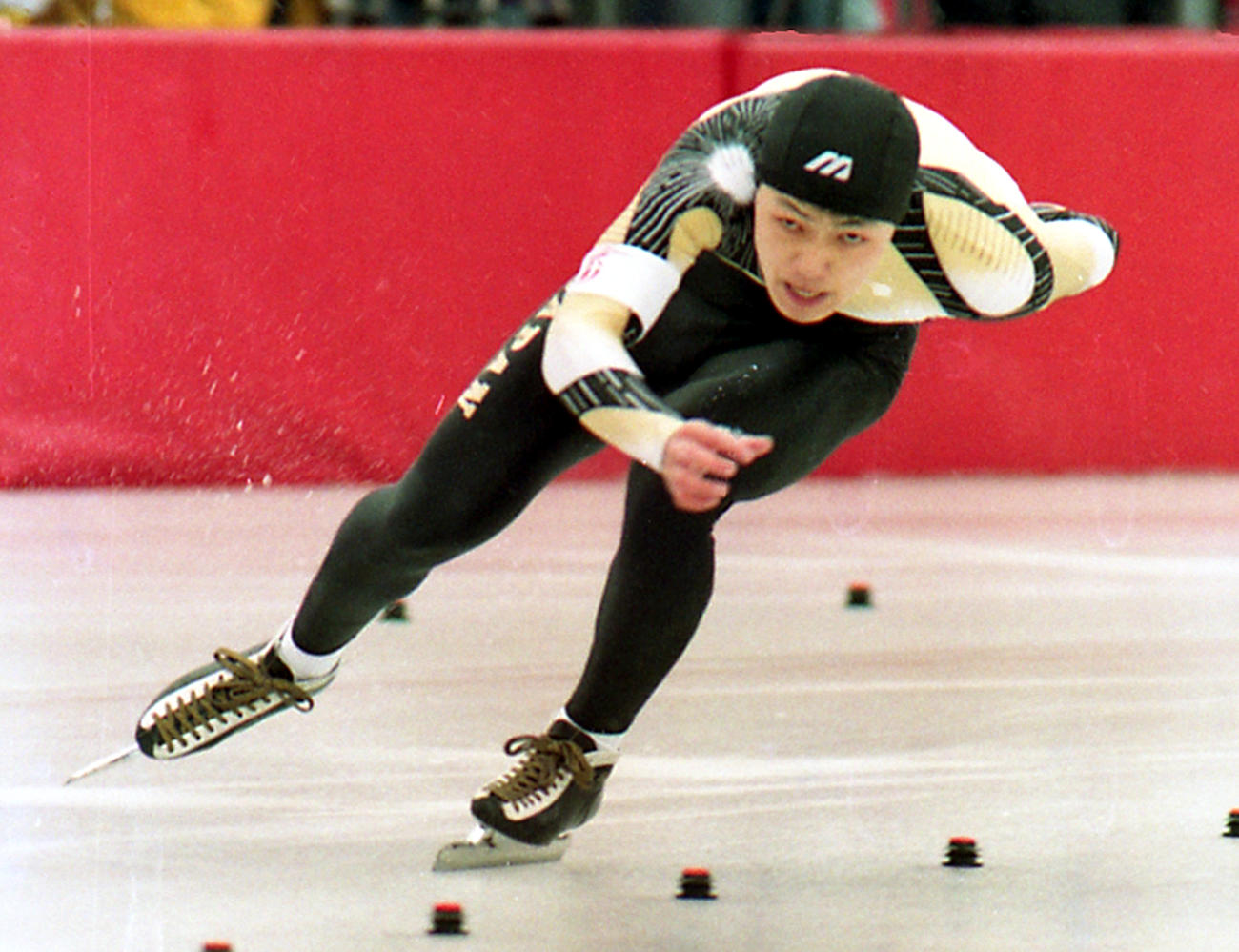 92年2月、アルベールビル五輪スピードスケート男子500メートルで、37秒26で銅メダルを獲得した井上純一