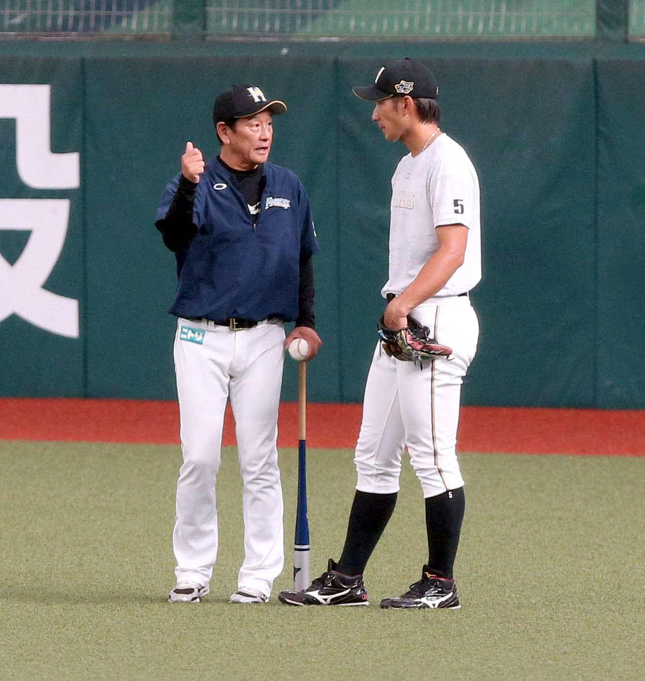 大田（右）と話す日本ハム栗山監督（撮影・黒川智章）
