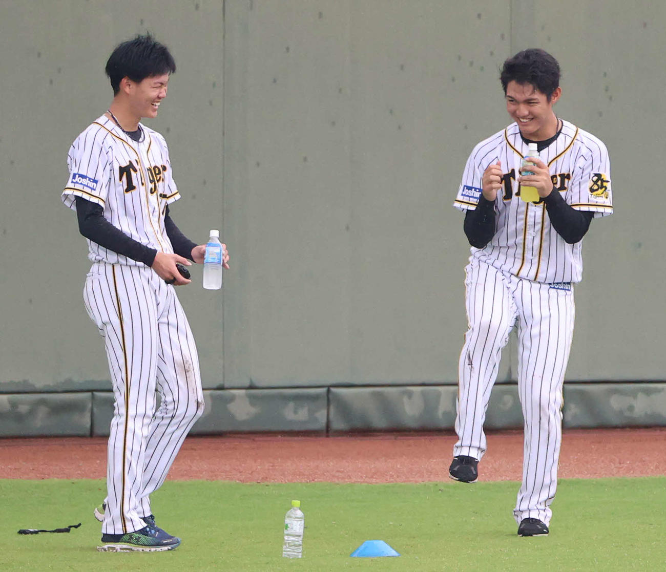 練習で笑顔をみせる及川（左）と西純（代表撮影）