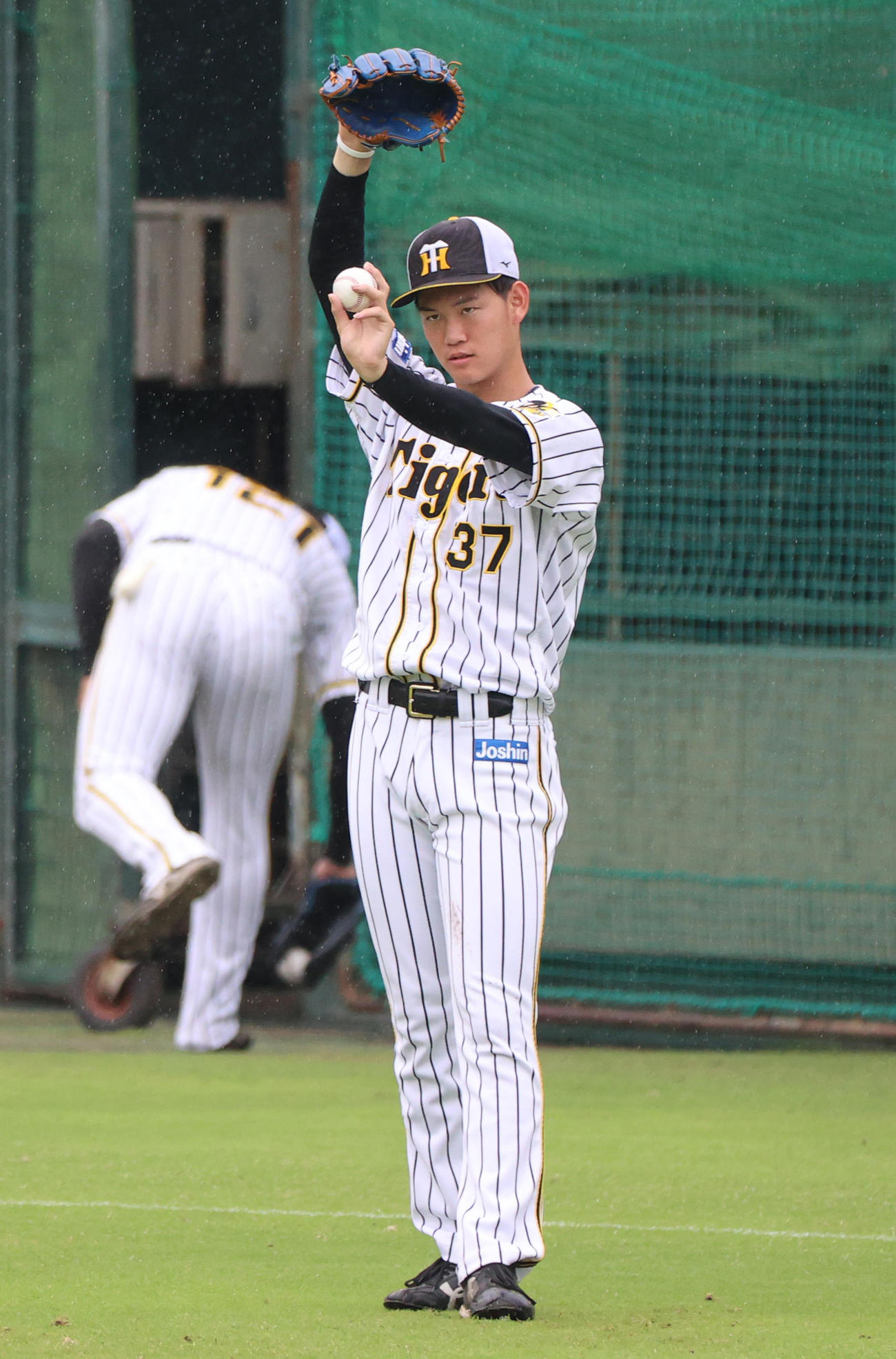 キャッチボールを行う及川雅貴（代表撮影）