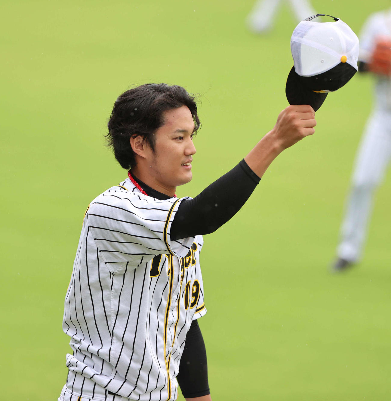 雨の中、明るい表情で練習を行う藤浪（代表撮影）