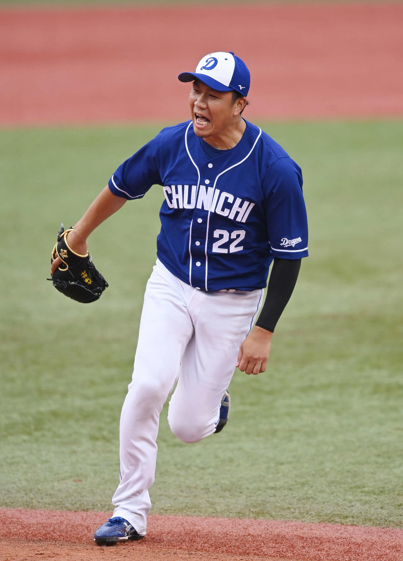 投内連係を行う中日大野雄（撮影・鈴木みどり）