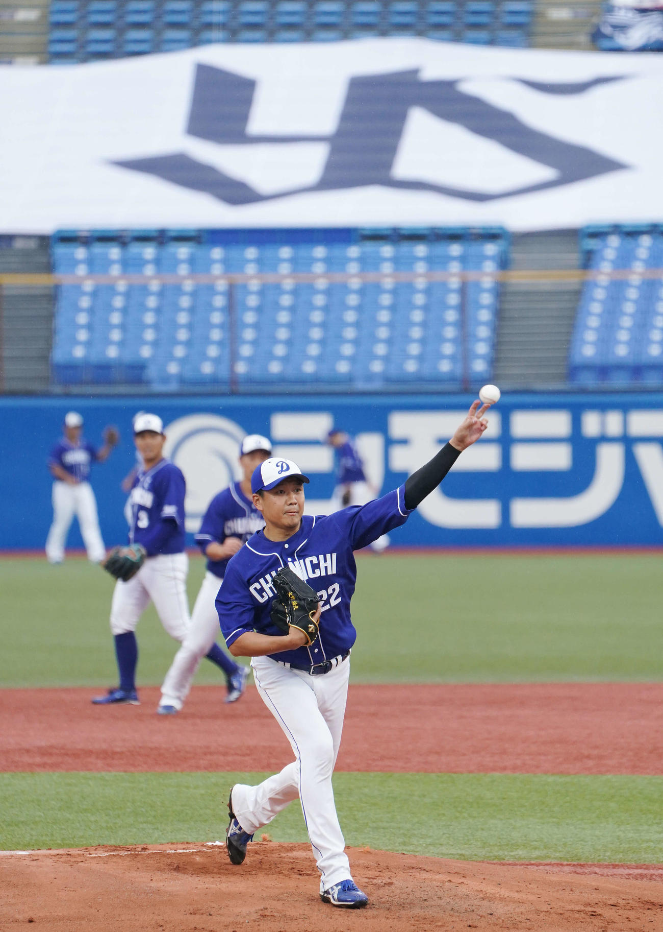 投内連係を行う中日大野雄（撮影・鈴木みどり）