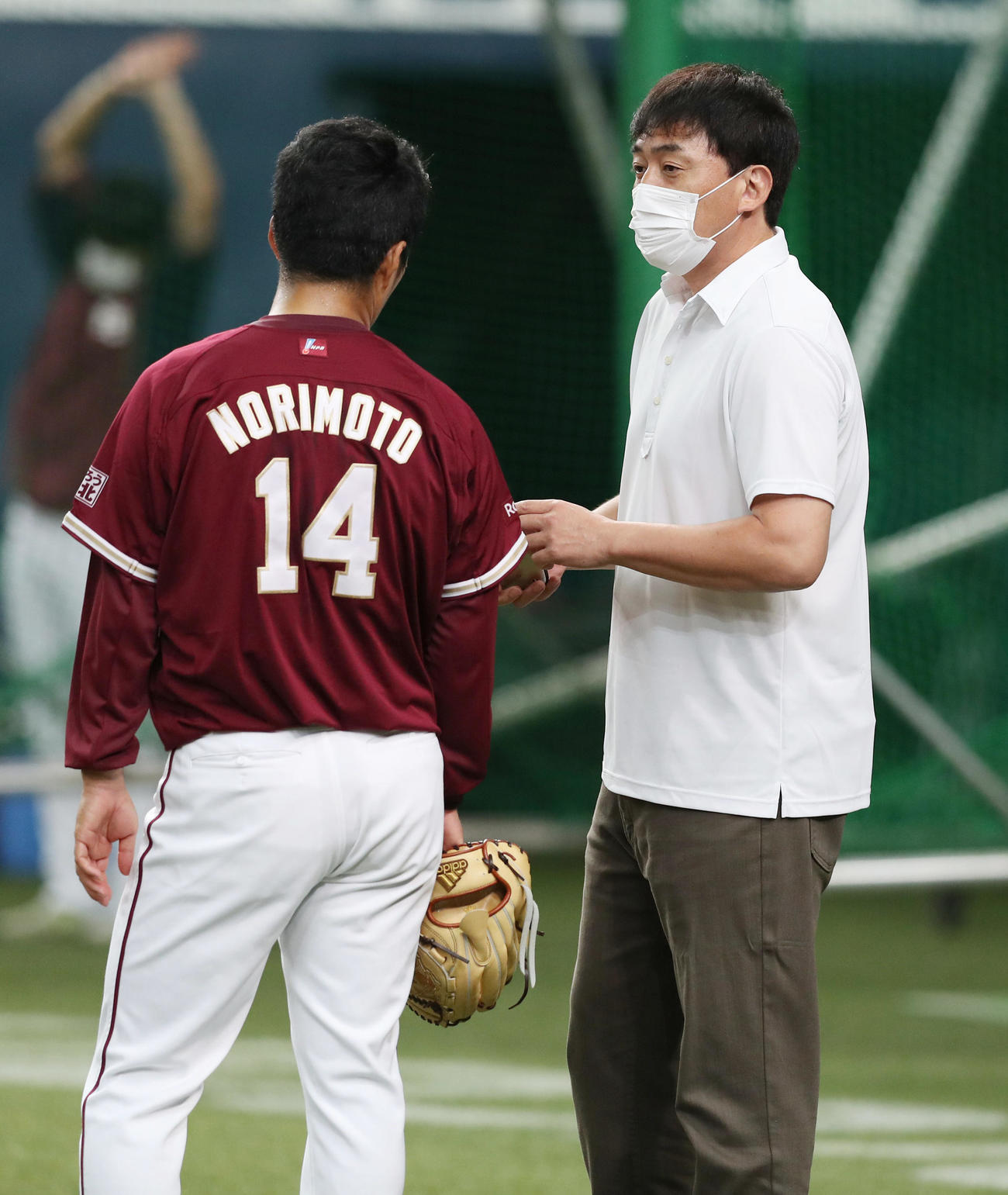 練習中、楽天則本昂に声を掛ける石井ゼネラルマネージャー（撮影・前田充）