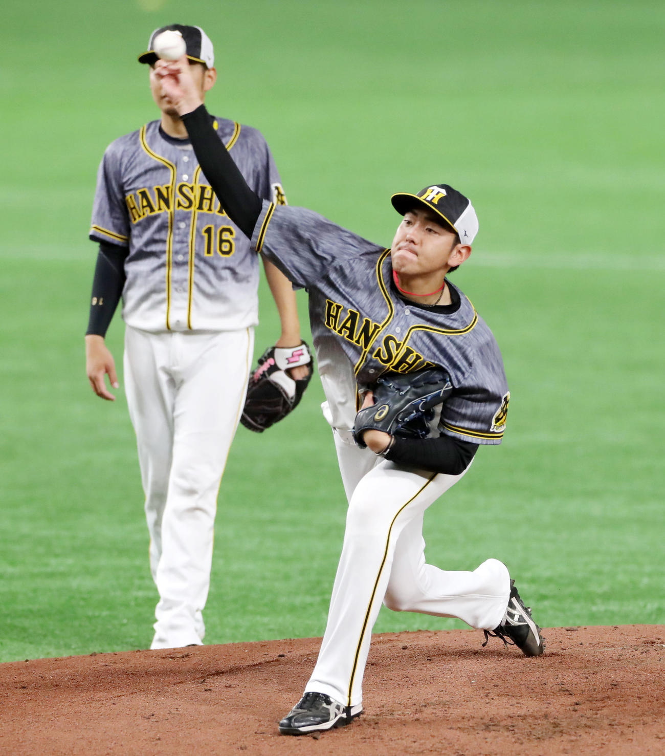 マウンドから投球する小川（撮影・加藤哉）